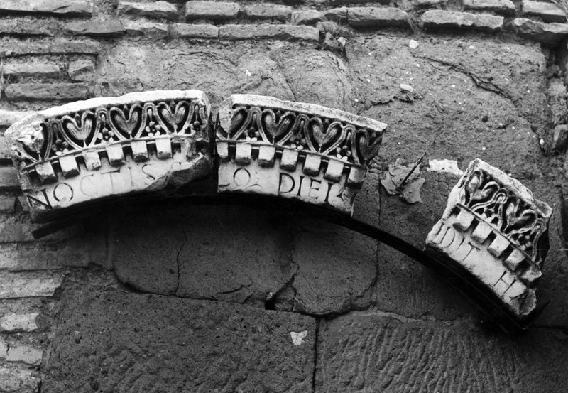 011383 - reperto - Basilica Emilia, epigrafe rubata prima e dopo, senza negativo.
