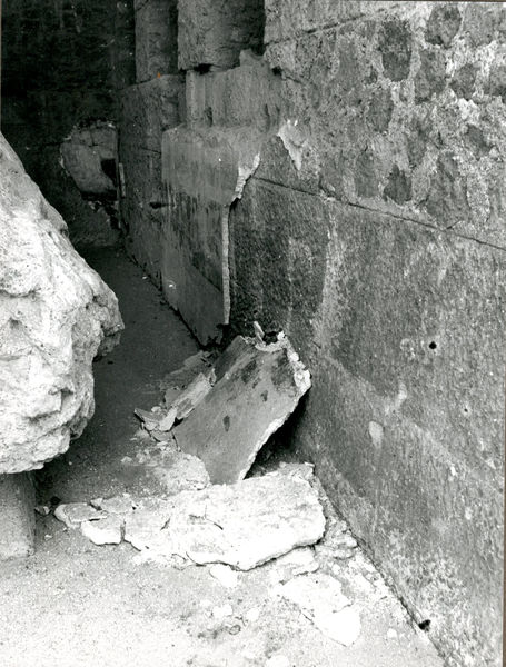 001911 - monumento - Casa di Augusto, ambiente 8, stacco accidentale dell'intonaco parietale. Neg. serie Film nÂ°1049