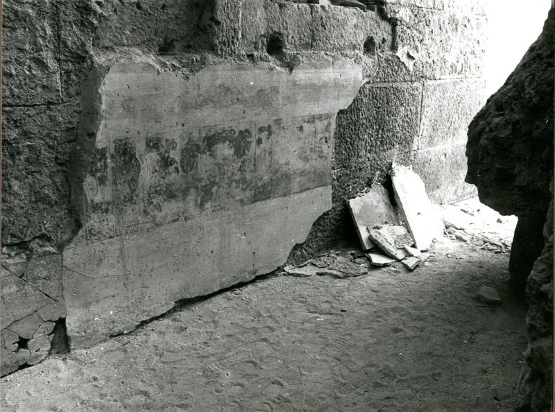 001912 - monumento - Casa di Augusto, ambiente 8, stacco accidentale dell'intonaco parietale. Neg. serie Film nÂ°1049