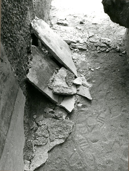 001913 - monumento - Casa di Augusto, ambiente 8, stacco accidentale dell'intonaco parietale. Neg. serie Film nÂ°1049