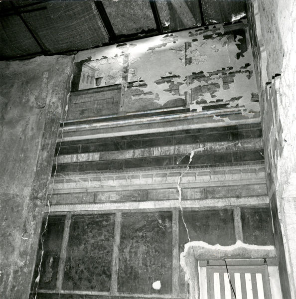 001934 - reperto - Casa di Augusto, ambiente 12, c.d. della rampa, parete sud: pittura parietale in secondo stile pompeiano, su supporti. Anno di ripresa: aprile 1978
Bibliografia: Musatti, G. "Casa di Augusto sul Palatino. L'intervento di restauro e considerazioni sulla decorazione pittorica" in Bollettino d'Arte 2, aprile-giugno 2009 (serie VII) pp. 21 e ss. /  Iacopi, I. "La Casa di Augusto, le pitture" Electa 2007 

Neg. serie 6x6  nÂ° E 4097