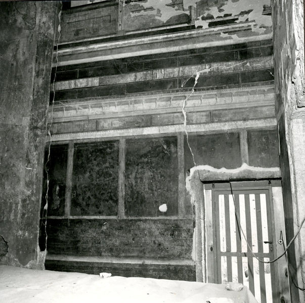 001935 - reperto - Casa di Augusto, ambiente 12, c.d. della rampa, parete sud: pittura parietale in secondo stile pompeiano, su supporti. Anno di ripresa: aprile 1978
Bibliografia: Musatti, G. "Casa di Augusto sul Palatino. L'intervento di restauro e considerazioni sulla decorazione pittorica" in Bollettino d'Arte 2, aprile-giugno 2009 (serie VII) pp. 21 e ss. /  Iacopi, I. "La Casa di Augusto, le pitture" Electa 2007 

Neg. serie 6x6  nÂ° E 4096