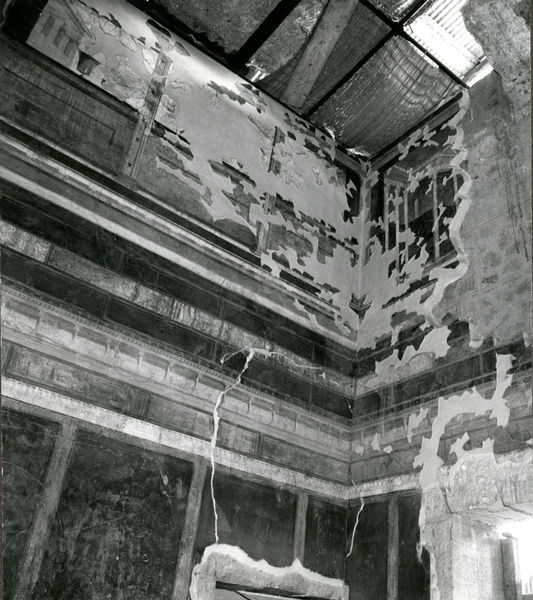 001936 - reperto - Casa di Augusto, ambiente 12, c.d. della rampa, parete sud: pittura parietale in secondo stile pompeiano, su supporti. Anno di ripresa: aprile 1978
Bibliografia: Musatti, G. "Casa di Augusto sul Palatino. L'intervento di restauro e considerazioni sulla decorazione pittorica" in Bollettino d'Arte 2, aprile-giugno 2009 (serie VII) pp. 21 e ss. /  Iacopi, I. "La Casa di Augusto, le pitture" Electa 2007 

Neg. serie 6x6  nÂ° 4098
