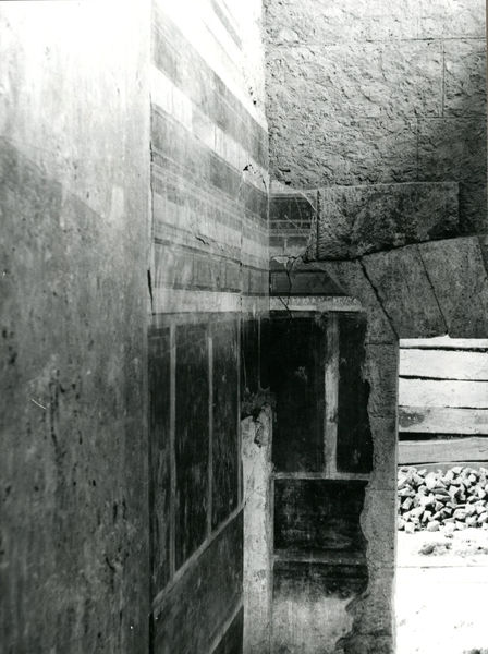 001941 - reperto - Casa di Augusto, ambiente 12, c.d. della rampa: pittura parietale in secondo stile pompeiano, su supporti. 
Bibliografia: Musatti, G. "Casa di Augusto sul Palatino. L'intervento di restauro e considerazioni sulla decorazione pittorica" in Bollettino d'Arte 2, aprile-giugno 2009 (serie VII) pp. 21 e ss. /  Iacopi, I. "La Casa di Augusto, le pitture" Electa 2007 

Neg. serie 6x6  nÂ°5800