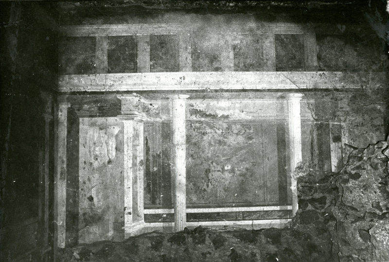 002020 - monumento - Casa di Augusto, cubicolo inferiore, ambiente 14: pittura parietale in secondo stile pompeiano, in situ.
Bibliografia: Musatti, G. "Casa di Augusto sul Palatino. L'intervento di restauro e considerazioni sulla decorazione pittorica" in Bollettino d'Arte 2, aprile-giugno 2009 (serie VII) pp. 21 e ss. /  Iacopi, I. "La Casa di Augusto, le pitture" Electa 2007 

Neg. serie Film 648 nÂ° 28