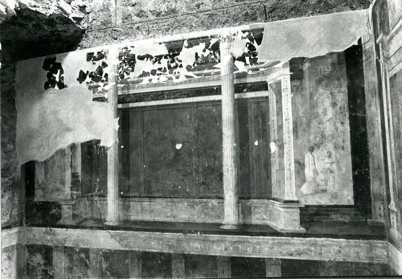 002022 - monumento - Casa di Augusto, cubicolo inferiore, ambiente 14: pittura parietale in secondo stile pompeiano, in situ.
Bibliografia: Musatti, G. "Casa di Augusto sul Palatino. L'intervento di restauro e considerazioni sulla decorazione pittorica" in Bollettino d'Arte 2, aprile-giugno 2009 (serie VII) pp. 21 e ss. /  Iacopi, I. "La Casa di Augusto, le pitture" Electa 2007 

Neg. serie Film  nÂ° 878