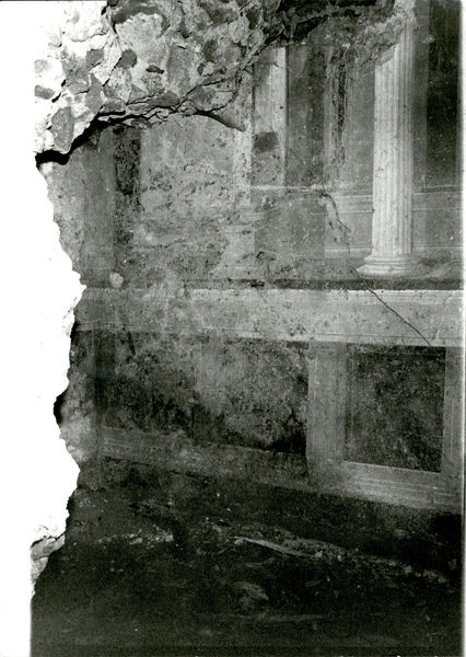 002021 - monumento - Casa di Augusto, cubicolo inferiore, ambiente 14: pittura parietale in secondo stile pompeiano, in situ.
Bibliografia: Musatti, G. "Casa di Augusto sul Palatino. L'intervento di restauro e considerazioni sulla decorazione pittorica" in Bollettino d'Arte 2, aprile-giugno 2009 (serie VII) pp. 21 e ss. /  Iacopi, I. "La Casa di Augusto, le pitture" Electa 2007 

Neg. serie Film 648 nÂ° 34