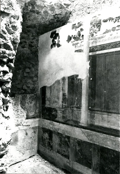 002023 - monumento - Casa di Augusto, cubicolo inferiore, ambiente 14: pittura parietale in secondo stile pompeiano, in situ.
Bibliografia: Musatti, G. "Casa di Augusto sul Palatino. L'intervento di restauro e considerazioni sulla decorazione pittorica" in Bollettino d'Arte 2, aprile-giugno 2009 (serie VII) pp. 21 e ss. /  Iacopi, I. "La Casa di Augusto, le pitture" Electa 2007 

Neg. serie Film nÂ°878