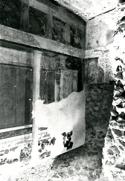 002025 - monumento - Casa di Augusto, cubicolo inferiore, ambiente 14: pittura parietale in secondo stile pompeiano, in situ.
Bibliografia: Musatti, G. "Casa di Augusto sul Palatino. L'intervento di restauro e considerazioni sulla decorazione pittorica" in Bollettino d'Arte 2, aprile-giugno 2009 (serie VII) pp. 21 e ss. /  Iacopi, I. "La Casa di Augusto, le pitture" Electa 2007 

Neg. serie Film nÂ°878