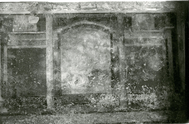 002028 - monumento - Casa di Augusto, cubicolo inferiore, ambiente 14: pittura parietale in secondo stile pompeiano, in situ.
Bibliografia: Musatti, G. "Casa di Augusto sul Palatino. L'intervento di restauro e considerazioni sulla decorazione pittorica" in Bollettino d'Arte 2, aprile-giugno 2009 (serie VII) pp. 21 e ss. /  Iacopi, I. "La Casa di Augusto, le pitture" Electa 2007 

Senza negativo