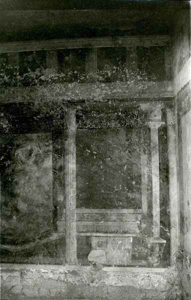 002029 - monumento - Casa di Augusto, cubicolo inferiore, ambiente 14: pittura parietale in secondo stile pompeiano, in situ.
Bibliografia: Musatti, G. "Casa di Augusto sul Palatino. L'intervento di restauro e considerazioni sulla decorazione pittorica" in Bollettino d'Arte 2, aprile-giugno 2009 (serie VII) pp. 21 e ss. /  Iacopi, I. "La Casa di Augusto, le pitture" Electa 2007 

Senza negativo