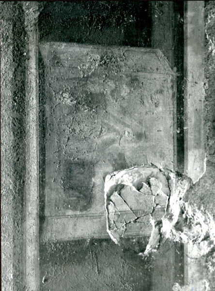 002030 - monumento - Casa di Augusto, cubicolo inferiore, ambiente 14: pittura parietale in secondo stile pompeiano, in situ.
Bibliografia: Musatti, G. "Casa di Augusto sul Palatino. L'intervento di restauro e considerazioni sulla decorazione pittorica" in Bollettino d'Arte 2, aprile-giugno 2009 (serie VII) pp. 21 e ss. /  Iacopi, I. "La Casa di Augusto, le pitture" Electa 2007 

Neg. serie Film nÂ°878