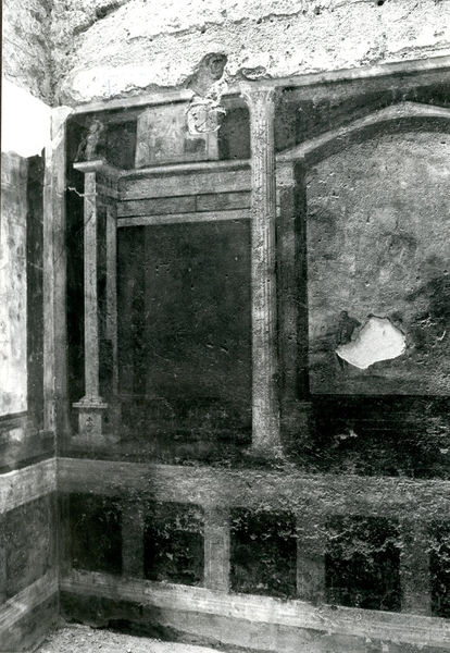 002033 - monumento - Casa di Augusto, cubicolo inferiore, ambiente 14: pittura parietale in secondo stile pompeiano, in situ.
Bibliografia: Musatti, G. "Casa di Augusto sul Palatino. L'intervento di restauro e considerazioni sulla decorazione pittorica" in Bollettino d'Arte 2, aprile-giugno 2009 (serie VII) pp. 21 e ss. /  Iacopi, I. "La Casa di Augusto, le pitture" Electa 2007 

Neg. serie Film nÂ° 878