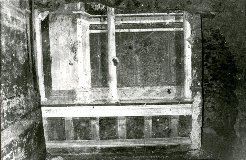 002035 - monumento - Casa di Augusto, cubicolo inferiore, ambiente 14: pittura parietale in secondo stile pompeiano, in situ.
Bibliografia: Musatti, G. "Casa di Augusto sul Palatino. L'intervento di restauro e considerazioni sulla decorazione pittorica" in Bollettino d'Arte 2, aprile-giugno 2009 (serie VII) pp. 21 e ss. /  Iacopi, I. "La Casa di Augusto, le pitture" Electa 2007 

Neg. serie Film 648 nÂ°27