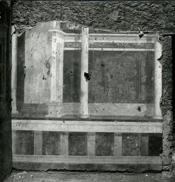 002036 - monumento - Casa di Augusto, cubicolo inferiore, ambiente 14: pittura parietale in secondo stile pompeiano, in situ.
Bibliografia: Musatti, G. "Casa di Augusto sul Palatino. L'intervento di restauro e considerazioni sulla decorazione pittorica" in Bollettino d'Arte 2, aprile-giugno 2009 (serie VII) pp. 21 e ss. /  Iacopi, I. "La Casa di Augusto, le pitture" Electa 2007 

Neg. serie 6x6 nÂ° 4094