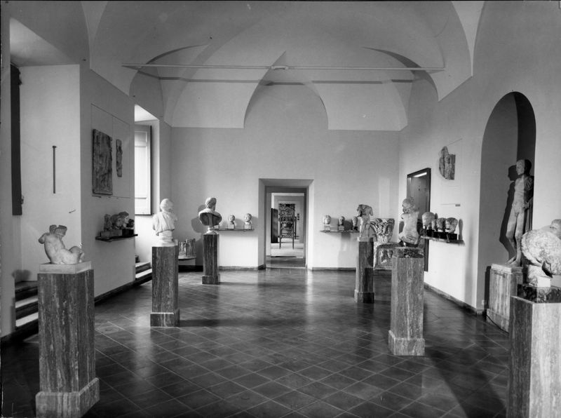 C001038 - reperto - Colosseo, ingresso nord, primo ordine, particolare dell'imoscapo di una colonna; neg. serie I283