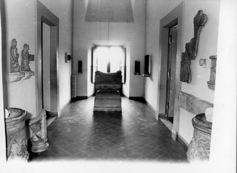 C001041 - reperto - Colosseo, ingresso nord, primo ordine, particolare di un capitello composito; neg. serie I283