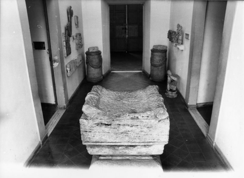 C001042 - monumento - Colosseo, veduta del versante orientale della cavea e dell'ingresso est; neg. serie I283