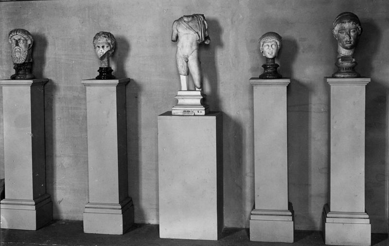C001051 - monumento - Colosseo, versante settentrionale, summa cavea, particolare della muratura dell'Attico. In primo piano un frammento di fusto di colonna in travertino riutilizzato nella muratura; neg. serie I284