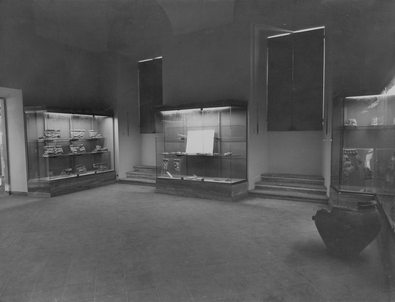 C001059 - monumento - Colosseo, versante settentrionale, summa cavea, particolare di un elemento architettonico di recupero (cornice) inserito nella muratura dell'Attico; neg. serie I284