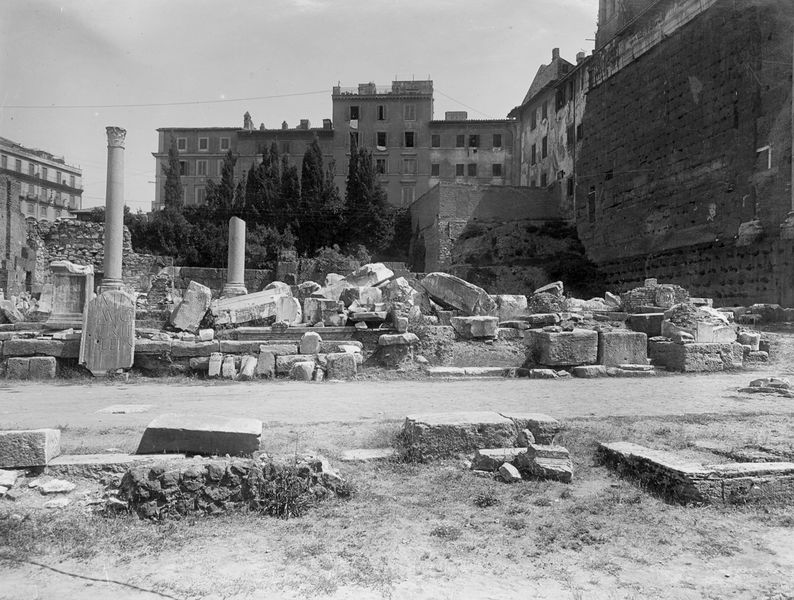 012233 - monumento - Basilica Emilia, veduta generale da sud-ovest. Veduta precedente la costruzione di Via dell'Impero (1933).  Neg. serie E nÂ° 1197