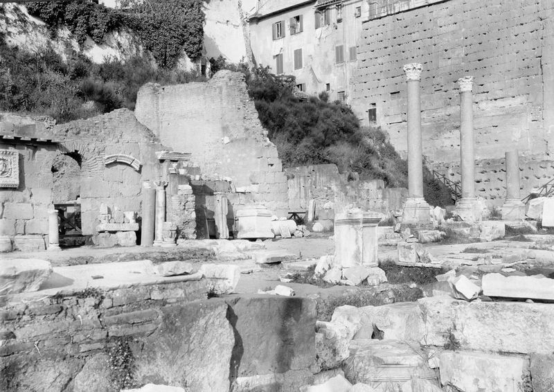 012223 - monumento - Basilica Emilia, ripresa dall' angolo ovest con ripresa della chiesa mediavale e di parte del tempio di Antonino e Faustina. Veduta precedente la costruzione di Via dell'Impero (1933). Senza negativo