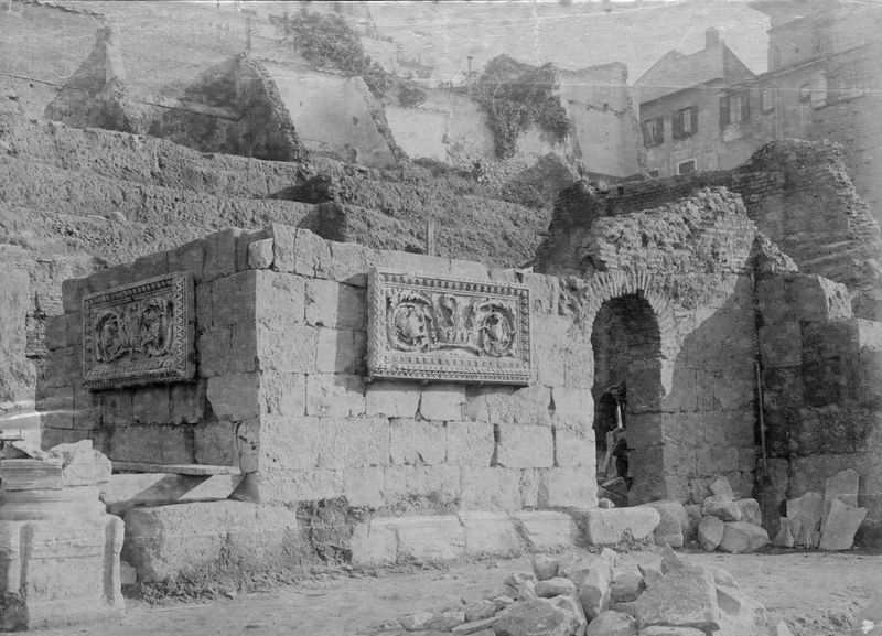 012222 - monumento - Basilica Emilia, particolare della chiesa medievale, vista da nord-ovest. Veduta precedente la costruzione di Via dell'Impero (1933).  Senza negativo