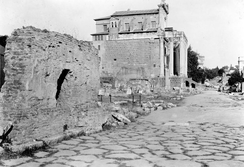 012243 - monumento - Basilica Emilia, ripresa dall' angolo ovest con ripresa del tempio di Antonino e Faustina. Senza negativo