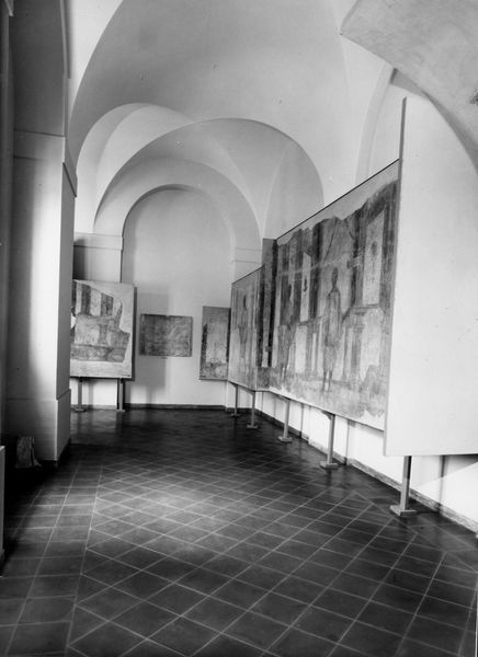 C001064 - monumento - Colosseo, versante est della cavea, veduta del primo settore della gradinata restaurato nel 1933. In basso le arcate su pilastri del corridoio perimetrale degli ipogei; neg. serie I286
