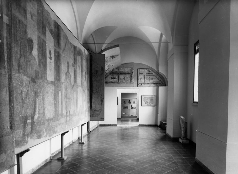 C001065 - monumento - Colosseo, settore nord-est, secondo ordine, veduta di un corridoio radiale adibito a deposito di elementi architettonici e frammenti di iscrizioni; neg. serie I286