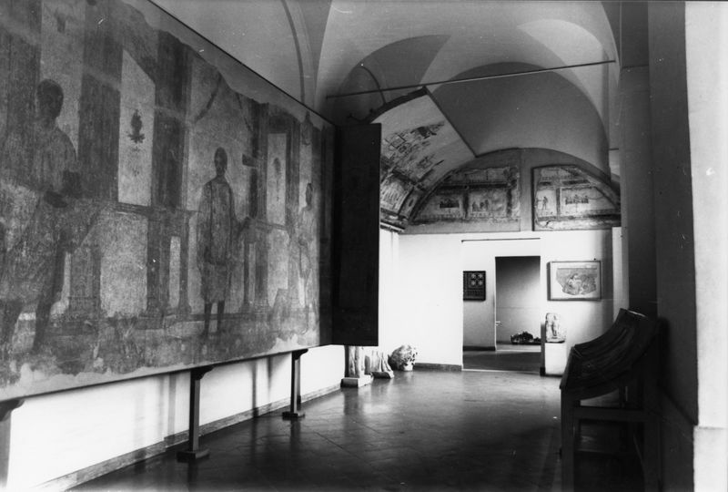 C001067 - monumento - Colosseo, settore nord-est, secondo ordine, veduta di un corridoio radiale adibito a deposito di elementi architettonici e frammenti di iscrizioni; neg. serie I286
