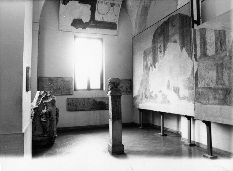 C001068 - monumento - Colosseo, settore nord-est, secondo ordine, veduta di un corridoio radiale adibito a deposito di elementi architettonici e frammenti di iscrizioni, dal III ambulacro; neg. serie I286