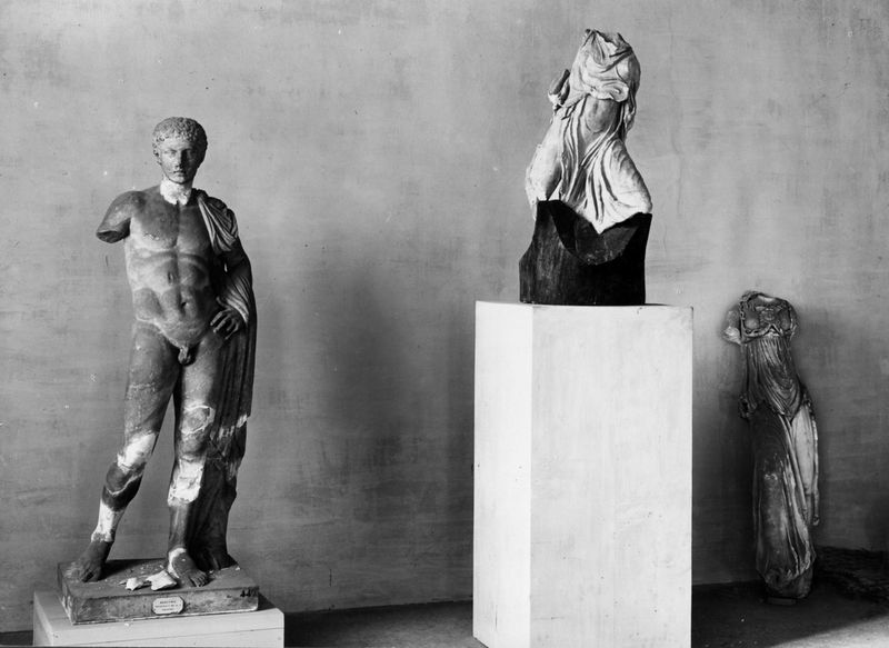 C001076 - reperto - Verso di una moneta di Gordiano III (238-244) su cui Ã¨ raffigurato il Colosseo. All'interno del monumento Ã¨ rappresentato l'imperatore circondato dalla folla di spettatori mentre assiste ad un combattimento tra un toro ed un elefante sul cui dorso Ã¨ seduta una figura. Il fronte dell'edificio mostra sopra i tre ordini di arcate il muro dell'attico con i clipei. A sinistra, dietro la Meta Sudans, figura il Colosso. A destra Ã¨ visibile un portico con copertura a doppio spiovente