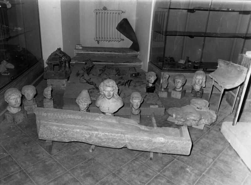 C001085 - reperto - Colosseo, settore nord, primo ordine. Blocco  di marmo con iscrizioni relative ai "loca senatorii"; neg. serie I288