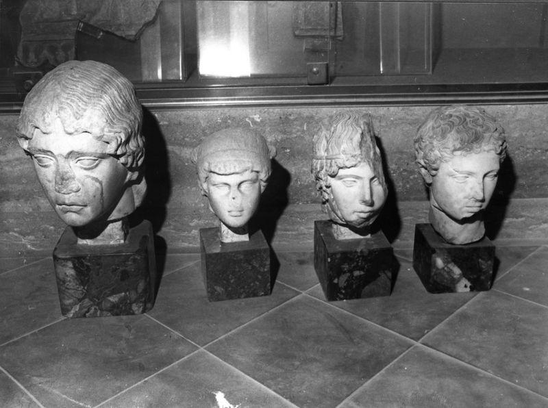 C001086 - reperto - Colosseo, settore nord, primo ordine. Blocco  di marmo con iscrizioni relative ai "loca senatorii"; neg. serie I288