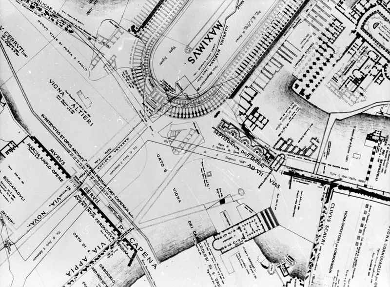 C001197 - reperto - Colosseo, ipogei, galleria occidentale (Antiquarium). Iscrizione senatoria. In basso frammenti di transenne; neg. serie I329