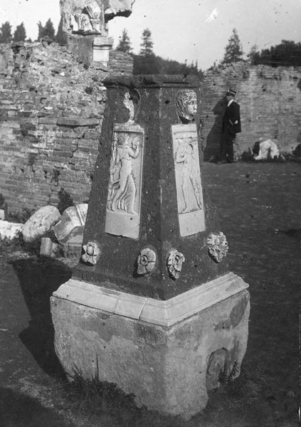 C001208 - monumento - Colosseo, settore meridionale, secondo ordine. Veduta dell'arcata del fornice di accesso ad una scala che conduce al piano superiore; neg. serie I332