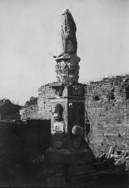 C001216 - restauro - Colosseo, prospetto orientale, primo ordine, saggio in corrispondenza della base di uno dei pilastri. Al centro blocchi di fondazione in travertino; neg. serie I338Colosseo, prospetto sud-occidentale, primo ordine. Veduta da sud di una trincea per alloggiamento tubazioni di servizio. Al centro lastroni in travertino; neg serie I364 (giugno 1987)