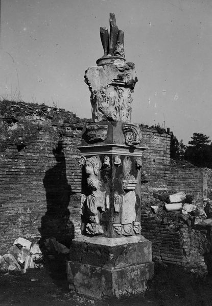 C001217 - restauro - Colosseo, prospetto orientale, primo ordine. Veduta da sud di una trincea per alloggiamento tubazioni di servizio. A sinistra il saggio di allargamento in corrispondenza della base di uno dei pilastri. Al centro blocchi di fondazione in travertino; neg. serie I337Colosseo, prospetto sud-occidentale, primo ordine. Veduta da sud di una trincea per alloggiamento tubazioni di servizio. Al centro lastroni in travertino; neg serie I364 (giugno 1987)