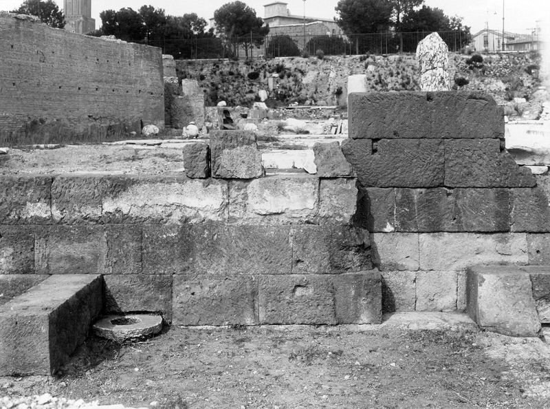 012133 - monumento - Foro Romano, Basilica Emilia: tabernae nove, in blocchi di tufo in opera quadrata. Taberna I. Neg. serie E nÂ° 1124