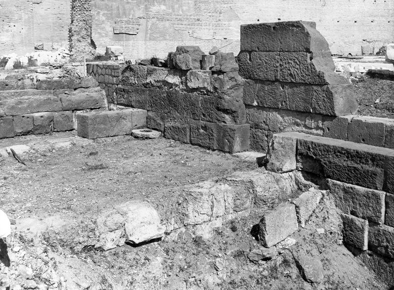 012132 - monumento - Foro Romano, Basilica Emilia: tabernae nove, in blocchi di tufo in opera quadrata. Tabernae I e II. Neg. serie E nÂ° 1097