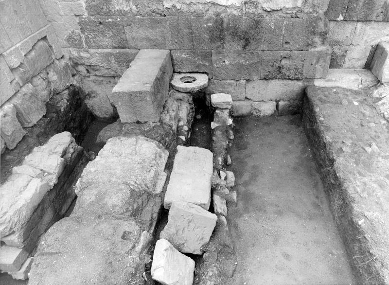 012135 - monumento - Foro Romano, Basilica Emilia: tabernae nove, in blocchi di tufo in opera quadrata. Taberna I. Neg. serie F nÂ° 1242