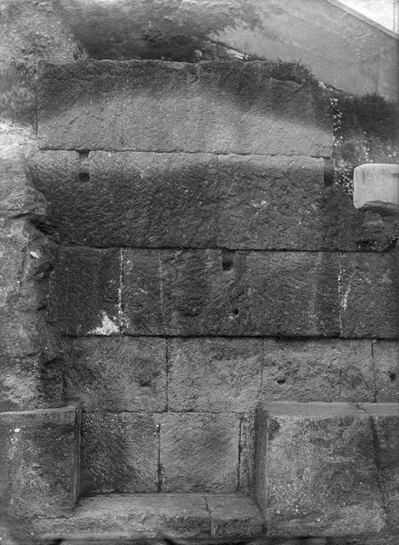 012138 - monumento - Foro Romano, Basilica Emilia: tabernae nove, in blocchi di tufo in opera quadrata. Taberna II. Neg. serie E nÂ° 1087