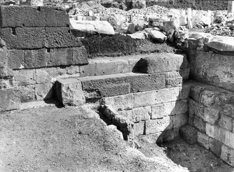012140 - monumento - Foro Romano, Basilica Emilia: tabernae nove, in blocchi di tufo in opera quadrata. Taberna II. Neg. serie E nÂ° 1118