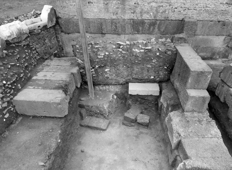 012148 - monumento - Foro Romano, Basilica Emilia: tabernae nove, in blocchi di tufo in opera quadrata. Taberna III. Neg. serie E nÂ° 1245/ Film 1505