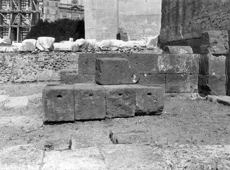 012149 - monumento - Foro Romano, Basilica Emilia: tabernae nove, in blocchi di tufo in opera quadrata. Taberna IV. Neg. serie E nÂ° 1116
