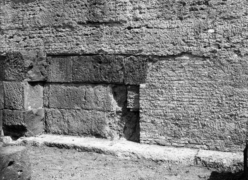 012151 - monumento - Foro Romano, Basilica Emilia: tabernae nove, in blocchi di tufo in opera quadrata. Taberna IV. Neg. serie E nÂ° 1125