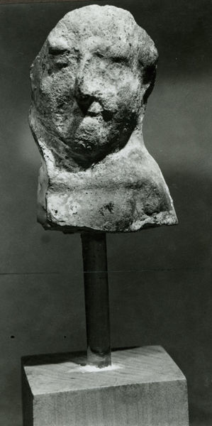 C001307 - restauro - Colosseo, prospetto meridionale, primo ordine. Particolare di una spaccatura su un blocco di travertino di un pilastro evidenziata durante il restauro (foto 05/10/1981) neg. serie L5