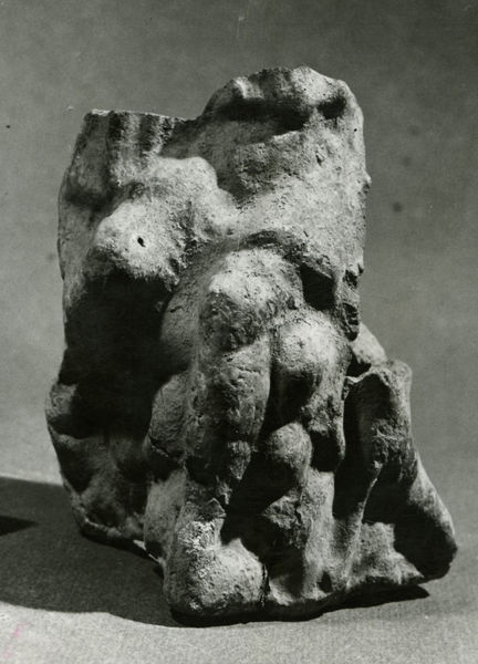 C001310 - restauro - Colosseo, prospetto meridionale, primo ordine. Particolare di una spaccatura su un blocco di travertino di un pilastro evidenziata durante il restauro (foto 05/10/1981) neg. serie L5