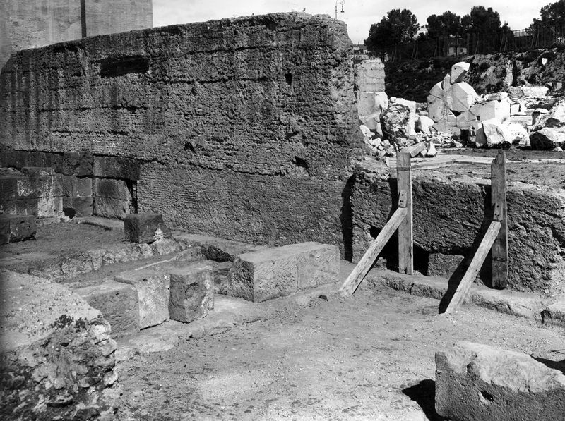 012157 - monumento - Foro Romano, Basilica Emilia: tabernae nove, in blocchi di tufo in opera quadrata. Tabernae IV e V. Neg. serie E nÂ° 1096
